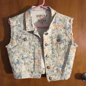 Cropped Sleeveless Floral Denim Jacket